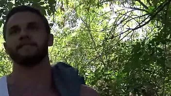 play Nós tropeçamos em Rocke na floresta e mal podemos esperar para testar sua bunda apertada - caras da realidade