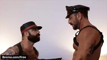 Redare Oamenii de piele (Vince Parker, Jake Nicola) sunt pregătiți pentru o perioadă de joacă, așa că curelele păroase cu barbă - bromo
