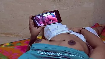 Reproduzir A meia-irmã especial de Rakhi foi fodida enquanto assistia a vídeos pornôs sozinha