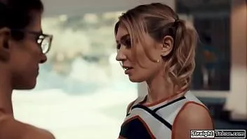 play Coach teilt sich Cheerleader mit Ehemann