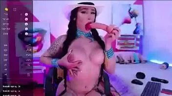 Abspielen Sexy Trans-Cowgirl melkt Titten und Dildo