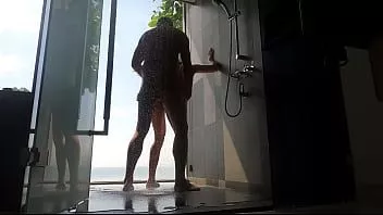 Abspielen Big Booty Teen wird zum ersten Mal in der Dusche gefickt