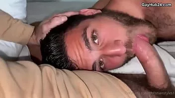 play Les mecs chauds s'amusent analement en vacances. sexe gay à cru