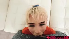 play Pasiunea interzisă a fraților vitregi: o adolescentă blondă călărește penisul până la orgasm