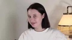 Reproduzir A primeira vez do jovem Coed Malory Malibu comendo e sendo comido fora!