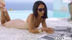 Abspielen Die brünette Göttin Sherezade Lapiedra verlangt und bekommt in der Kontrollsitzung eine Gesichtsbehandlung