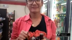 play 娇小的亚洲人 Jhamela 的毛茸茸的阴户在硬核异族遭遇中被猛烈操弄