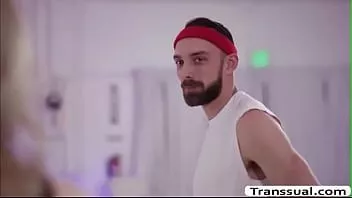 Redare Fata seducătoare și-a analizat partenerul de yoga