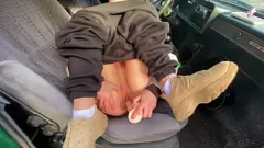 Reproducir Nena europea se vuelve loca en público: mamada de hermanastra y sexo en el estacionamiento