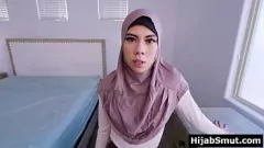 تشغيل Hijab-Clad مسلم في سن المراهقة ميلا ماري يحصل المشاغب في المتشددين اللعنة الدورة