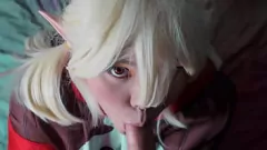 Jouer Mignon teen klee in cosplay donne une pipe chaude à l'aventurier