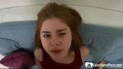 Reproduzir Adolescente com sede engole uma enorme carga de esperma em um encontro amador caseiro