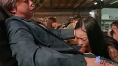 Afspelen Getatoeëerde Chinese schoonheid Yaner krijgt een wilde rit met diepe pijpbeurt en gepassioneerde cowgirl-actie