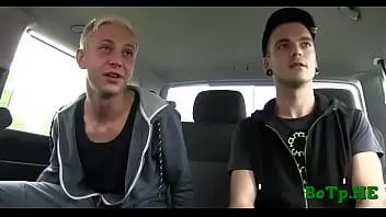 Abspielen Grober Autosex bringt den Schwulen zum Abspritzen