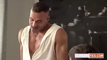 play Guysaysyes.com - Nach einem harten Training gehen Bräune und Manuel wieder nach Hause, um die Feier am Laufen zu halten.
