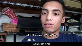 Reproducir Joven latino hetero con tirantes gay a sueldo pov