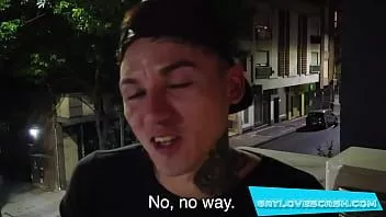 play Gaylovescash.com - bobby zeigt Axel dann, wie viel Geld er ihm geben könnte, wenn er sich ihm nur wieder öffnet, und diesmal kann Axel nicht widerstehen