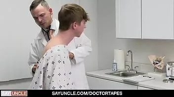 play Эндрю Пауэрс не может сдерживать стояк на приеме у врача