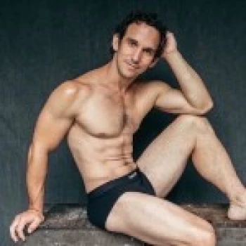 अभिनेता Greg McKeon