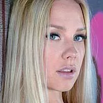 Pornostar Angie Lynx