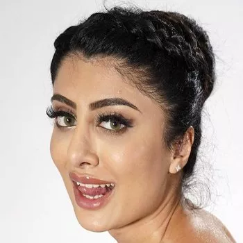 अभिनेता Marina Maya