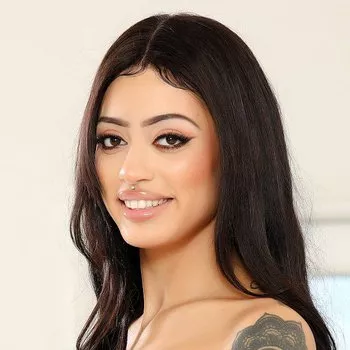 अभिनेता Nina Pink